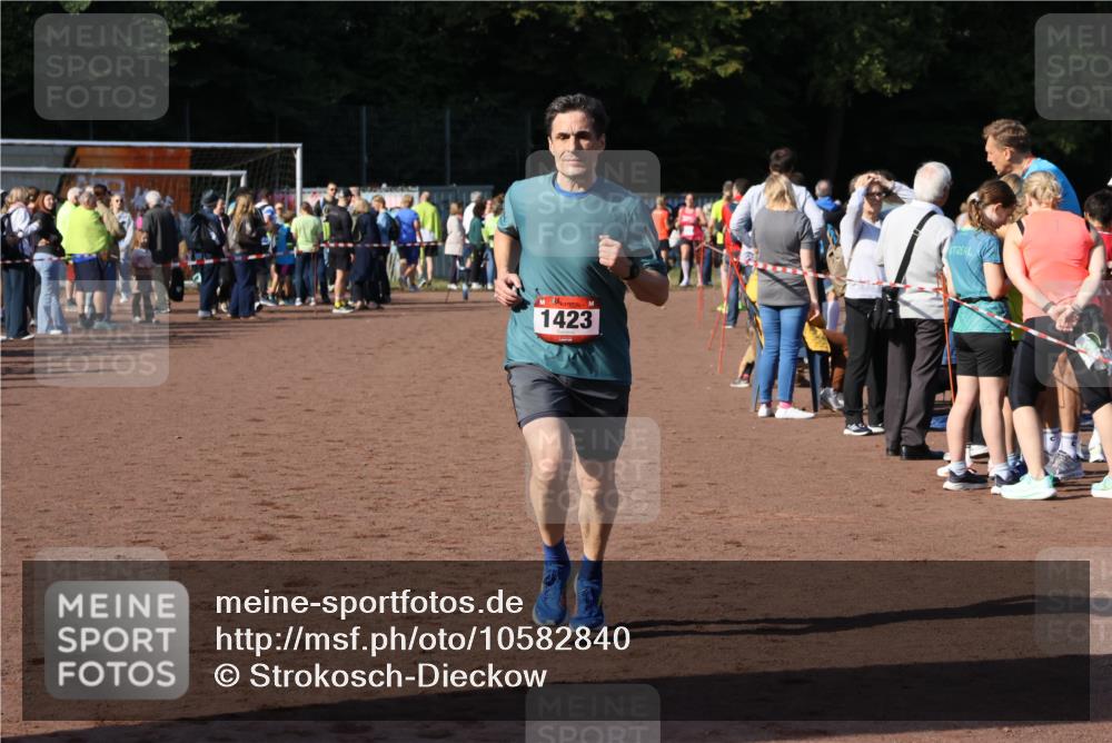 27.09.2026 - 35. Volkslauf durch das schöne Alstertal Strokosch-Dieckow http://msf.ph/oto/10582840 27.09.2026 11:32:25 Ziel 1423, 3256 meine-sportfotos.de
