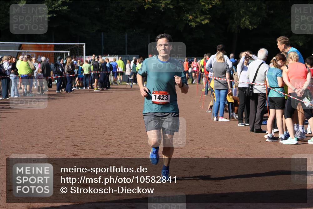 27.09.2026 - 35. Volkslauf durch das schöne Alstertal Strokosch-Dieckow http://msf.ph/oto/10582841 27.09.2026 11:32:25 Ziel 1423, 3256 meine-sportfotos.de