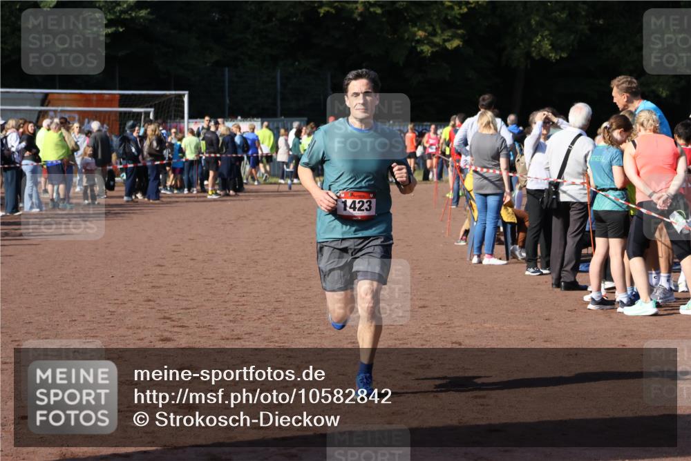 27.09.2026 - 35. Volkslauf durch das schöne Alstertal Strokosch-Dieckow http://msf.ph/oto/10582842 27.09.2026 11:32:25 Ziel 1423, 3256 meine-sportfotos.de