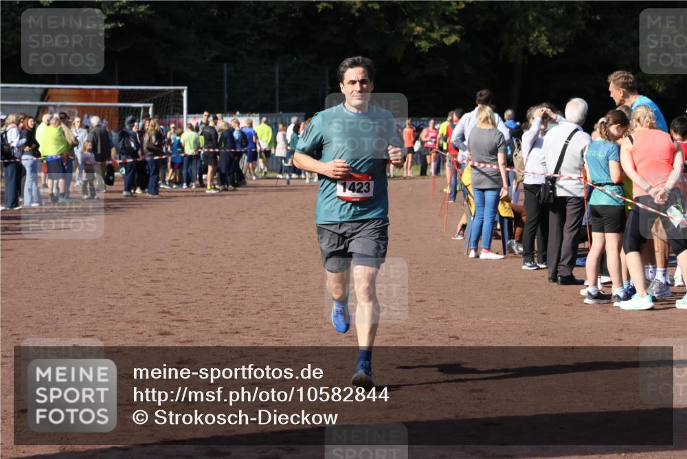 27.09.2026 - 35. Volkslauf durch das schöne Alstertal Strokosch-Dieckow http://msf.ph/oto/10582844 27.09.2026 11:32:25 Ziel 1423, 3256 meine-sportfotos.de