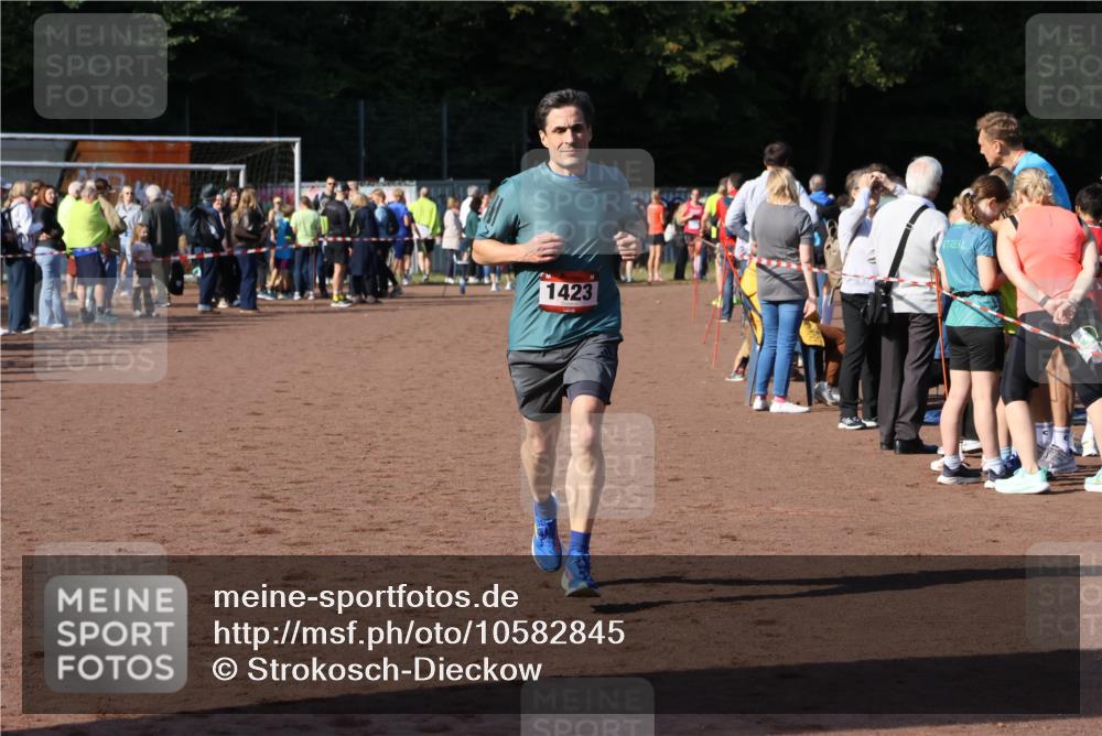 27.09.2026 - 35. Volkslauf durch das schöne Alstertal Strokosch-Dieckow http://msf.ph/oto/10582845 27.09.2026 11:32:24 Ziel 1423, 3256 meine-sportfotos.de