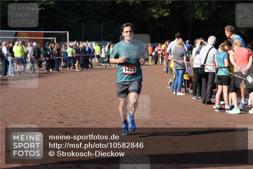 27.09.2026 - 35. Volkslauf durch das schöne Alstertal Strokosch-Dieckow http://msf.ph/oto/10582846 27.09.2026 11:32:24 Ziel 1423, 3256 meine-sportfotos.de