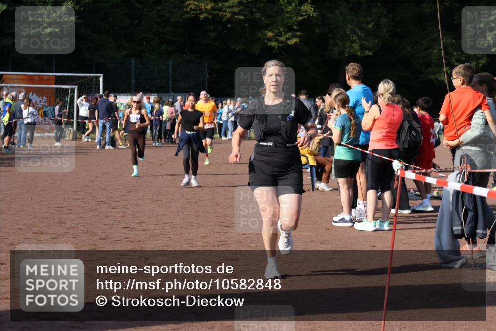 27.09.2026 - 35. Volkslauf durch das schöne Alstertal Strokosch-Dieckow http://msf.ph/oto/10582848 27.09.2026 11:27:32 Ziel 1412, 3128, 3417, 4180 meine-sportfotos.de
