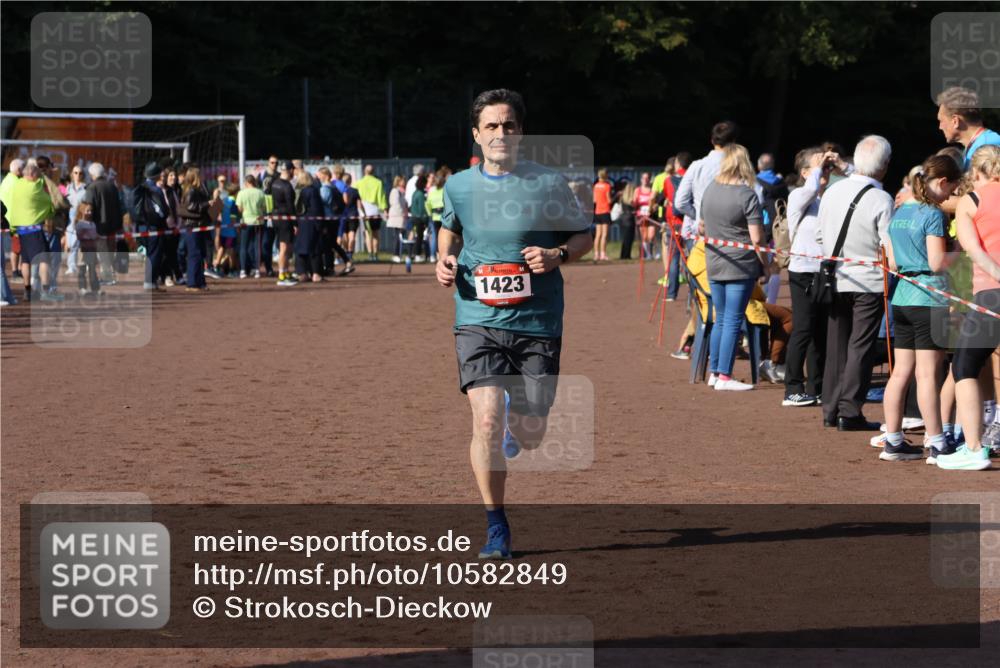 27.09.2026 - 35. Volkslauf durch das schöne Alstertal Strokosch-Dieckow http://msf.ph/oto/10582849 27.09.2026 11:32:24 Ziel 1423, 3256 meine-sportfotos.de