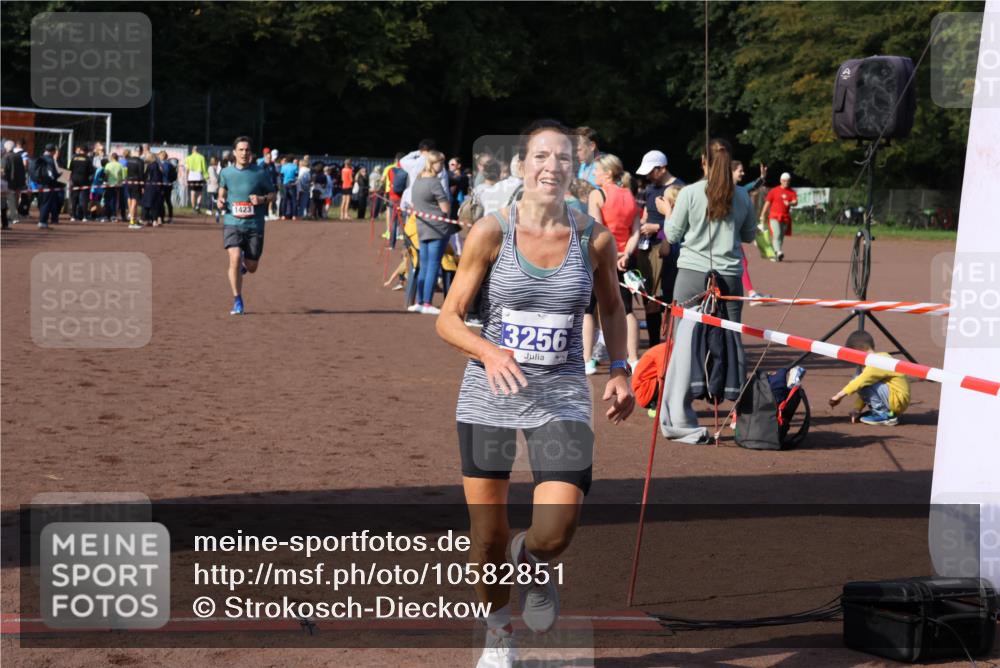 27.09.2026 - 35. Volkslauf durch das schöne Alstertal Strokosch-Dieckow http://msf.ph/oto/10582851 27.09.2026 11:32:22 Ziel 1423, 3256, 3415 meine-sportfotos.de