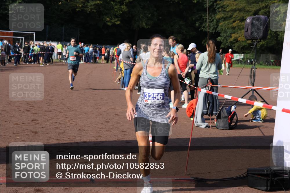 27.09.2026 - 35. Volkslauf durch das schöne Alstertal Strokosch-Dieckow http://msf.ph/oto/10582853 27.09.2026 11:32:21 Ziel 1423, 3256, 3415 meine-sportfotos.de