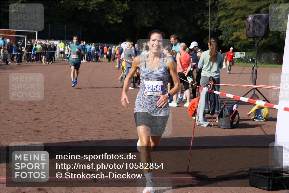 27.09.2026 - 35. Volkslauf durch das schöne Alstertal Strokosch-Dieckow http://msf.ph/oto/10582854 27.09.2026 11:32:21 Ziel 1423, 3256, 3415 meine-sportfotos.de