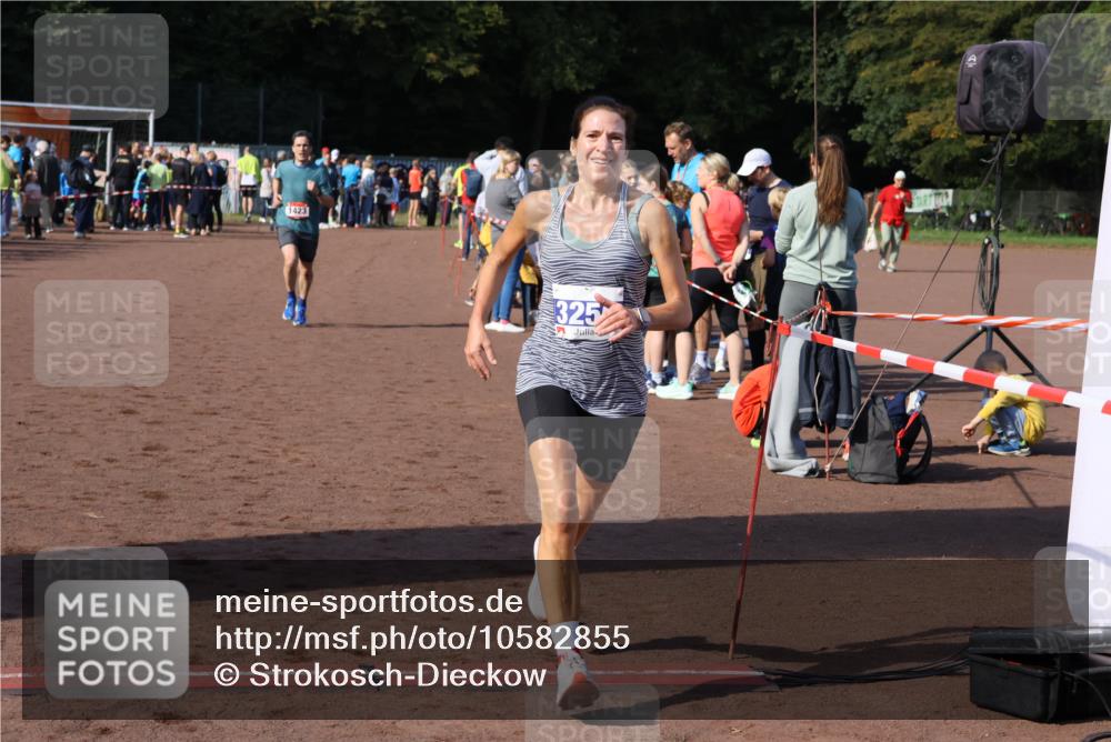 27.09.2026 - 35. Volkslauf durch das schöne Alstertal Strokosch-Dieckow http://msf.ph/oto/10582855 27.09.2026 11:32:21 Ziel 1423, 3256, 3415 meine-sportfotos.de