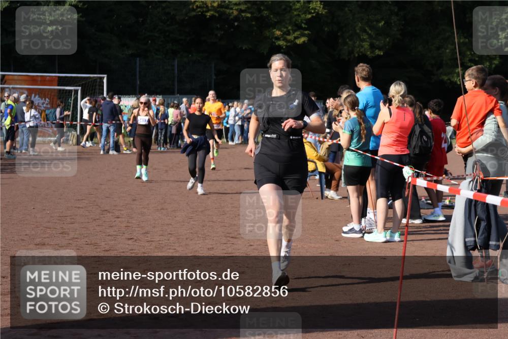 27.09.2026 - 35. Volkslauf durch das schöne Alstertal Strokosch-Dieckow http://msf.ph/oto/10582856 27.09.2026 11:27:32 Ziel 1412, 3128, 3417, 4180 meine-sportfotos.de