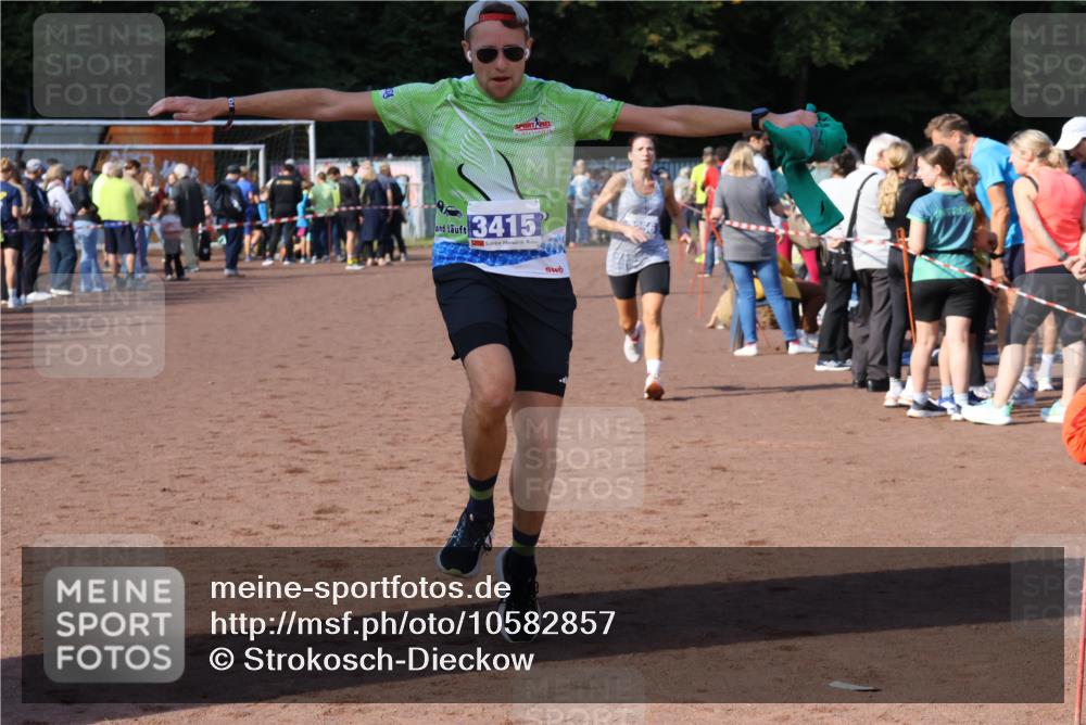 27.09.2026 - 35. Volkslauf durch das schöne Alstertal Strokosch-Dieckow http://msf.ph/oto/10582857 27.09.2026 11:32:18 Ziel 1423, 2314, 3256, 3415 meine-sportfotos.de
