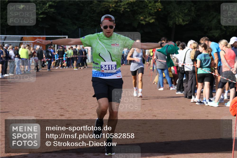 27.09.2026 - 35. Volkslauf durch das schöne Alstertal Strokosch-Dieckow http://msf.ph/oto/10582858 27.09.2026 11:32:18 Ziel 1423, 2314, 3256, 3415 meine-sportfotos.de