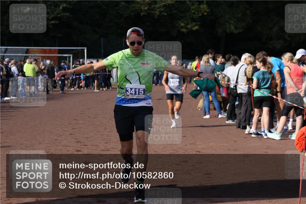 27.09.2026 - 35. Volkslauf durch das schöne Alstertal Strokosch-Dieckow http://msf.ph/oto/10582860 27.09.2026 11:32:17 Ziel 1423, 2314, 3256, 3369, 3415 meine-sportfotos.de