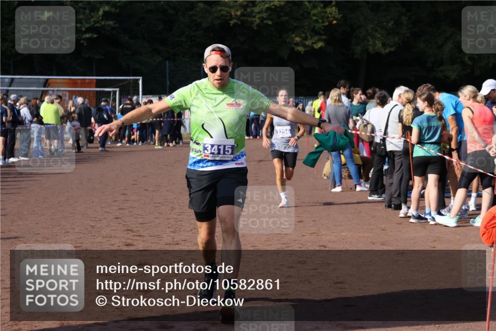 27.09.2026 - 35. Volkslauf durch das schöne Alstertal Strokosch-Dieckow http://msf.ph/oto/10582861 27.09.2026 11:32:17 Ziel 1423, 2314, 3256, 3369, 3415 meine-sportfotos.de