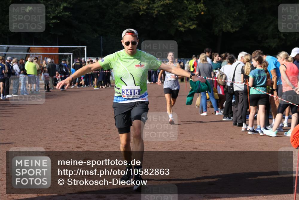 27.09.2026 - 35. Volkslauf durch das schöne Alstertal Strokosch-Dieckow http://msf.ph/oto/10582863 27.09.2026 11:32:17 Ziel 1423, 2314, 3256, 3369, 3415 meine-sportfotos.de