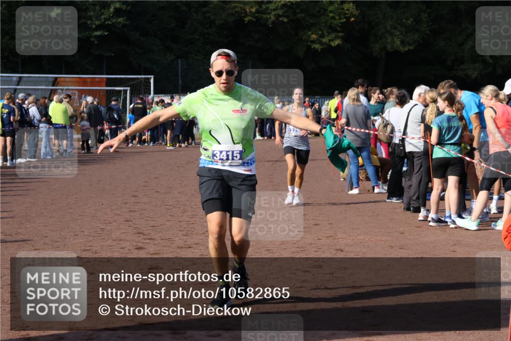 27.09.2026 - 35. Volkslauf durch das schöne Alstertal Strokosch-Dieckow http://msf.ph/oto/10582865 27.09.2026 11:32:17 Ziel 1423, 2314, 3256, 3369, 3415 meine-sportfotos.de