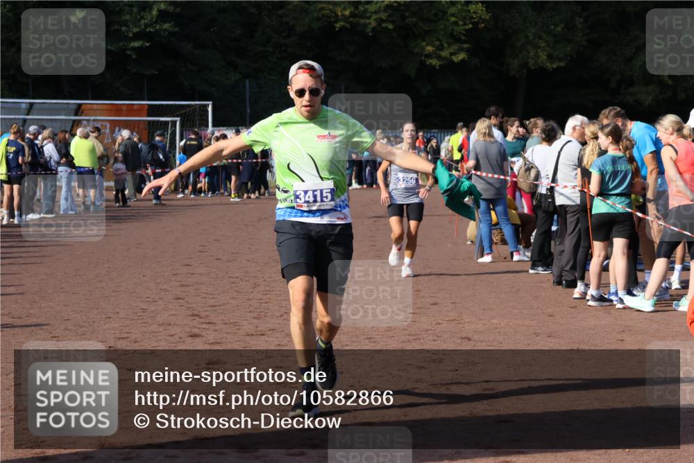 27.09.2026 - 35. Volkslauf durch das schöne Alstertal Strokosch-Dieckow http://msf.ph/oto/10582866 27.09.2026 11:32:17 Ziel 1423, 2314, 3256, 3369, 3415 meine-sportfotos.de