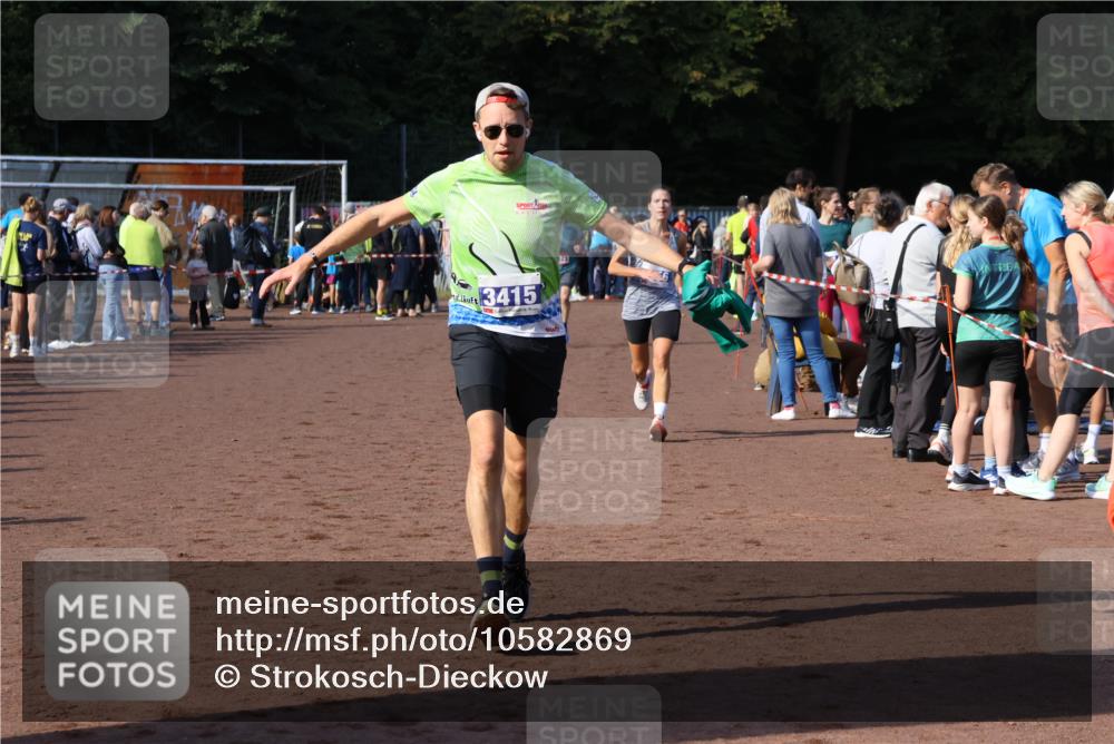 27.09.2026 - 35. Volkslauf durch das schöne Alstertal Strokosch-Dieckow http://msf.ph/oto/10582869 27.09.2026 11:32:17 Ziel 1423, 2314, 3256, 3369, 3415 meine-sportfotos.de