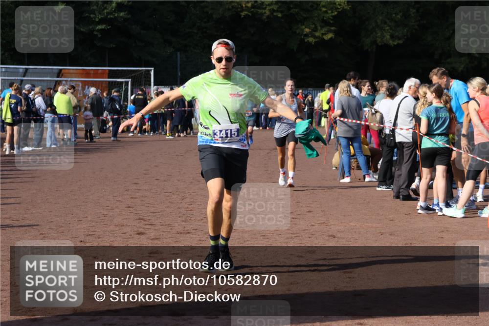 27.09.2026 - 35. Volkslauf durch das schöne Alstertal Strokosch-Dieckow http://msf.ph/oto/10582870 27.09.2026 11:32:17 Ziel 1423, 2314, 3256, 3369, 3415 meine-sportfotos.de