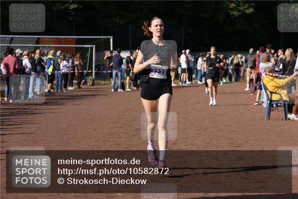 27.09.2026 - 35. Volkslauf durch das schöne Alstertal Strokosch-Dieckow http://msf.ph/oto/10582872 27.09.2026 11:27:25 Ziel 3128, 3233 meine-sportfotos.de