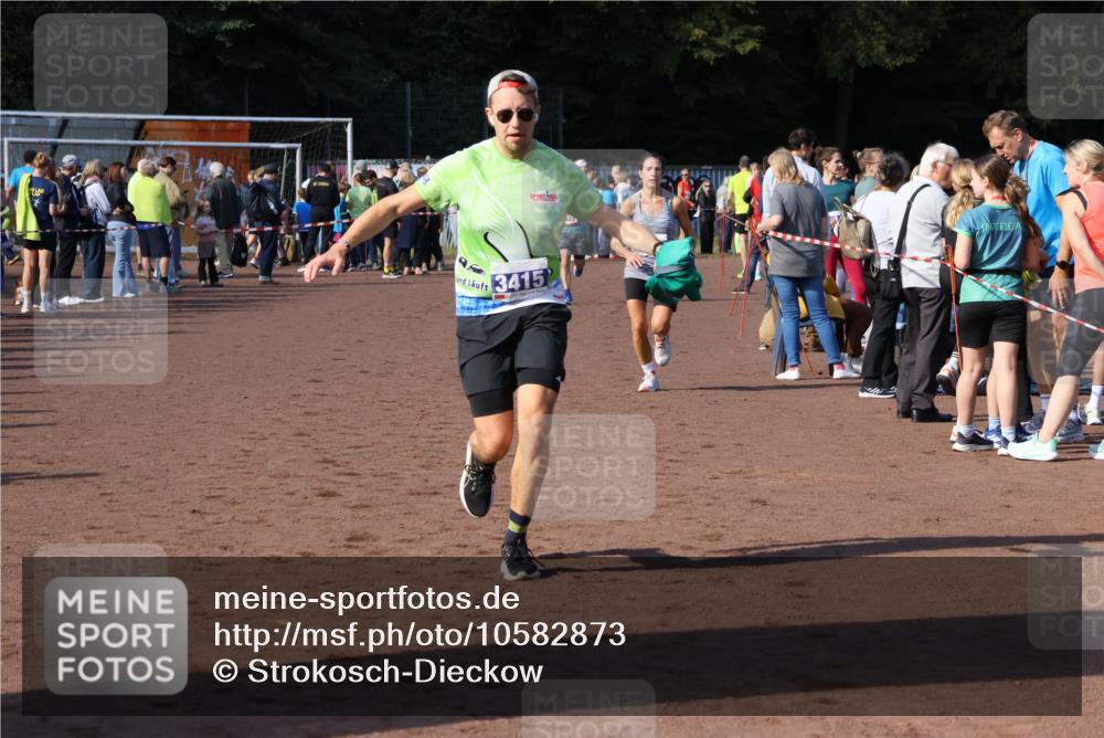 27.09.2026 - 35. Volkslauf durch das schöne Alstertal Strokosch-Dieckow http://msf.ph/oto/10582873 27.09.2026 11:32:17 Ziel 1423, 2314, 3256, 3369, 3415 meine-sportfotos.de