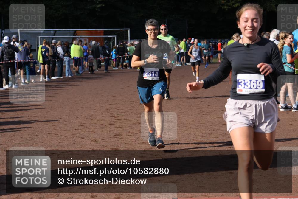 27.09.2026 - 35. Volkslauf durch das schöne Alstertal Strokosch-Dieckow http://msf.ph/oto/10582880 27.09.2026 11:32:14 Ziel 2314, 3256, 3369, 3415 meine-sportfotos.de