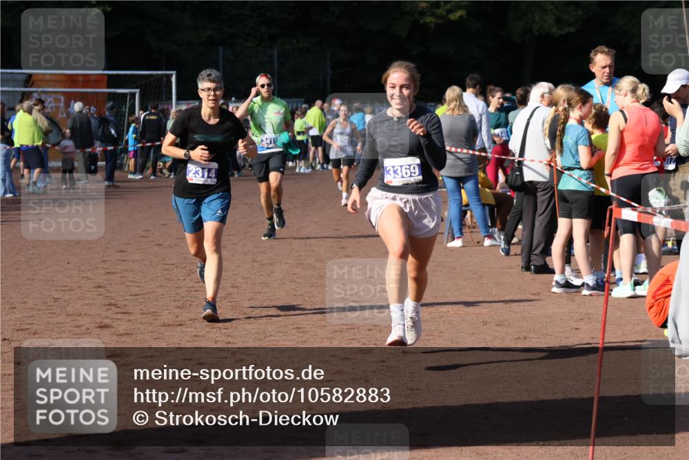 27.09.2026 - 35. Volkslauf durch das schöne Alstertal Strokosch-Dieckow http://msf.ph/oto/10582883 27.09.2026 11:32:12 Ziel 2314, 3369, 3415 meine-sportfotos.de