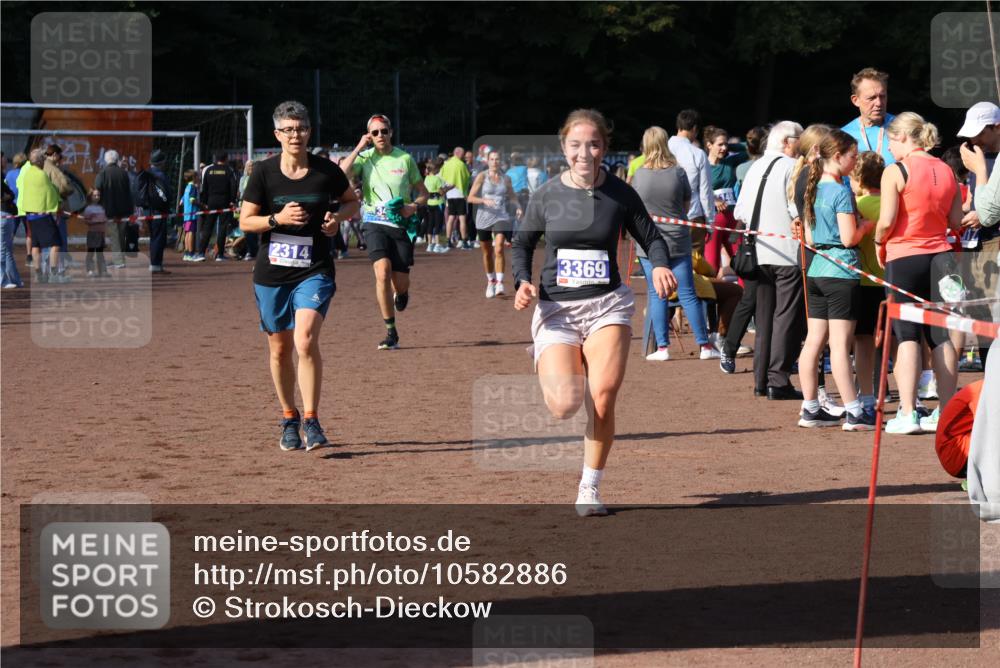 27.09.2026 - 35. Volkslauf durch das schöne Alstertal Strokosch-Dieckow http://msf.ph/oto/10582886 27.09.2026 11:32:12 Ziel 2314, 3369, 3415 meine-sportfotos.de