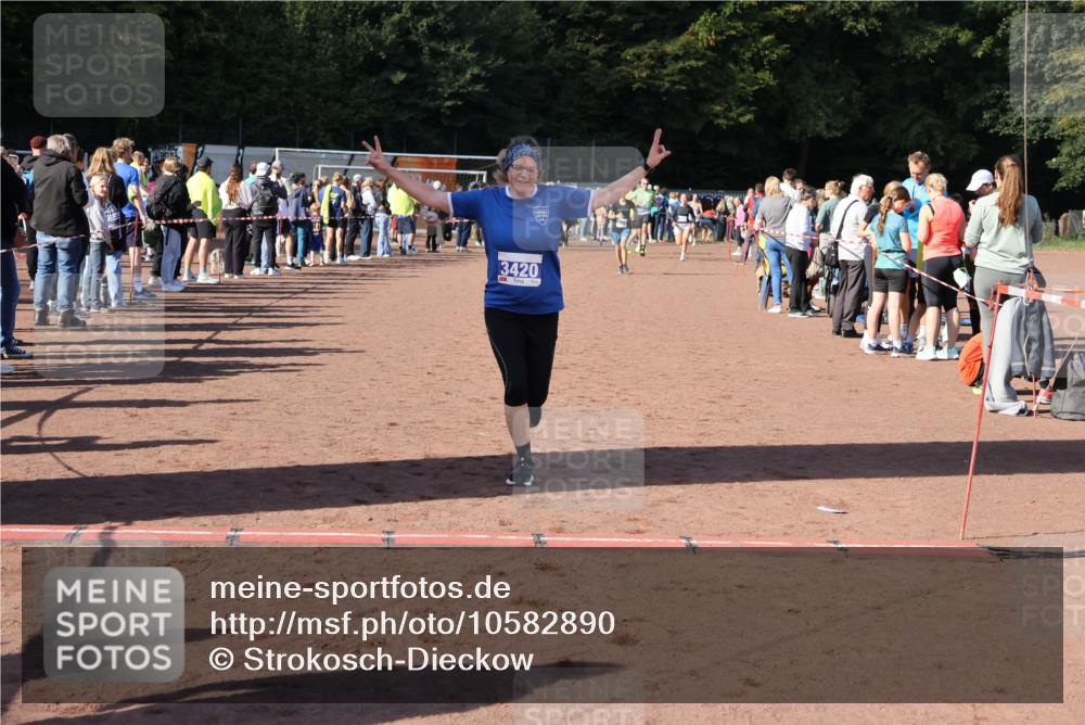27.09.2026 - 35. Volkslauf durch das schöne Alstertal Strokosch-Dieckow http://msf.ph/oto/10582890 27.09.2026 11:32:06 Ziel 2142, 2314, 3369, 3420 meine-sportfotos.de