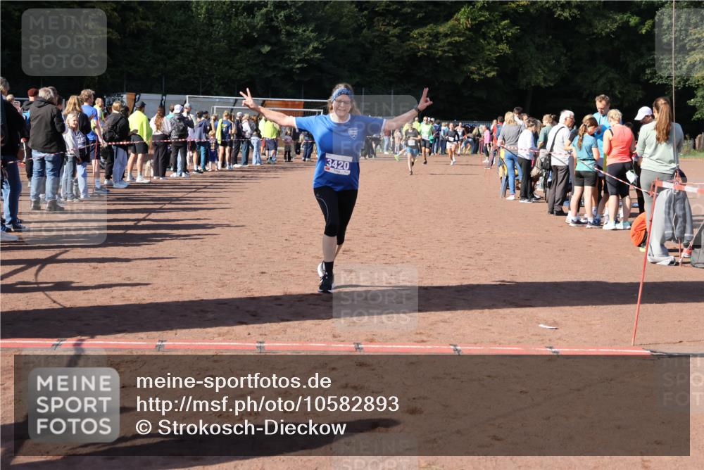 27.09.2026 - 35. Volkslauf durch das schöne Alstertal Strokosch-Dieckow http://msf.ph/oto/10582893 27.09.2026 11:32:06 Ziel 2142, 2314, 3369, 3420 meine-sportfotos.de