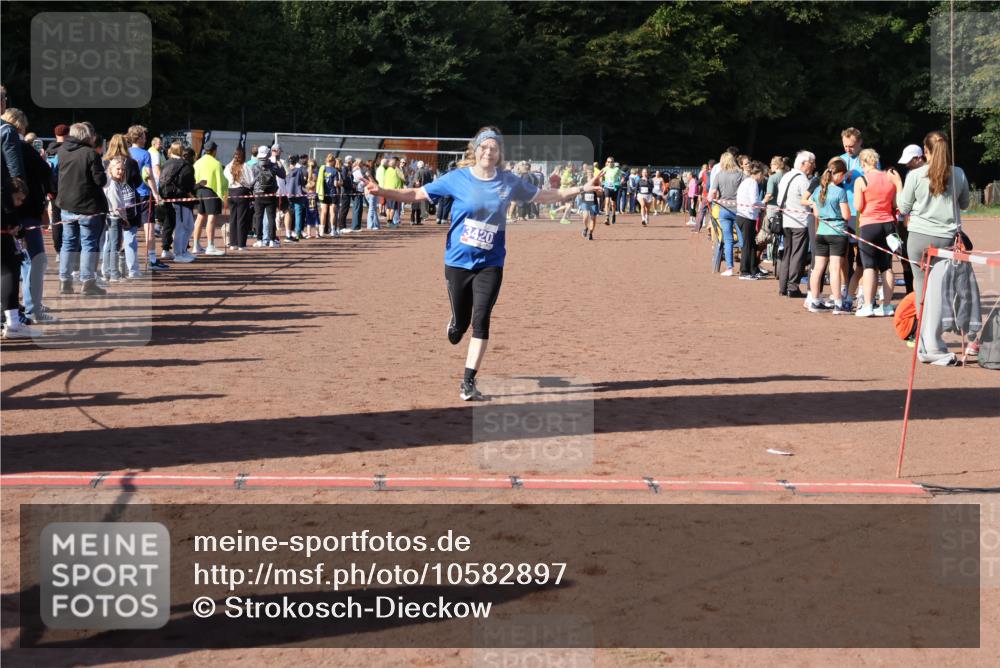 27.09.2026 - 35. Volkslauf durch das schöne Alstertal Strokosch-Dieckow http://msf.ph/oto/10582897 27.09.2026 11:32:05 Ziel 2142, 3369, 3420 meine-sportfotos.de