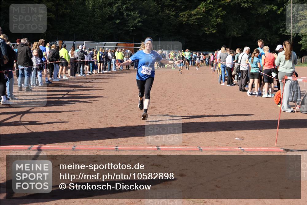 27.09.2026 - 35. Volkslauf durch das schöne Alstertal Strokosch-Dieckow http://msf.ph/oto/10582898 27.09.2026 11:32:05 Ziel 2142, 3369, 3420 meine-sportfotos.de
