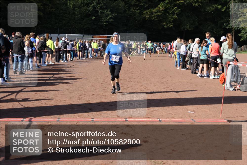27.09.2026 - 35. Volkslauf durch das schöne Alstertal Strokosch-Dieckow http://msf.ph/oto/10582900 27.09.2026 11:32:05 Ziel 2142, 3369, 3420 meine-sportfotos.de