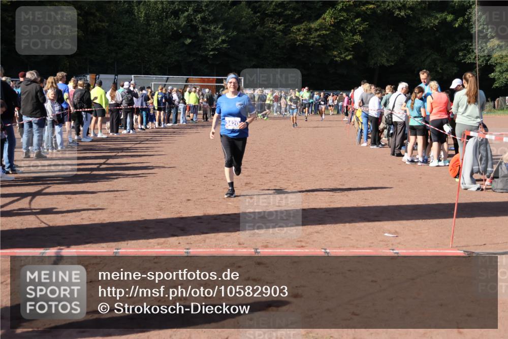 27.09.2026 - 35. Volkslauf durch das schöne Alstertal Strokosch-Dieckow http://msf.ph/oto/10582903 27.09.2026 11:32:05 Ziel 2142, 3369, 3420 meine-sportfotos.de