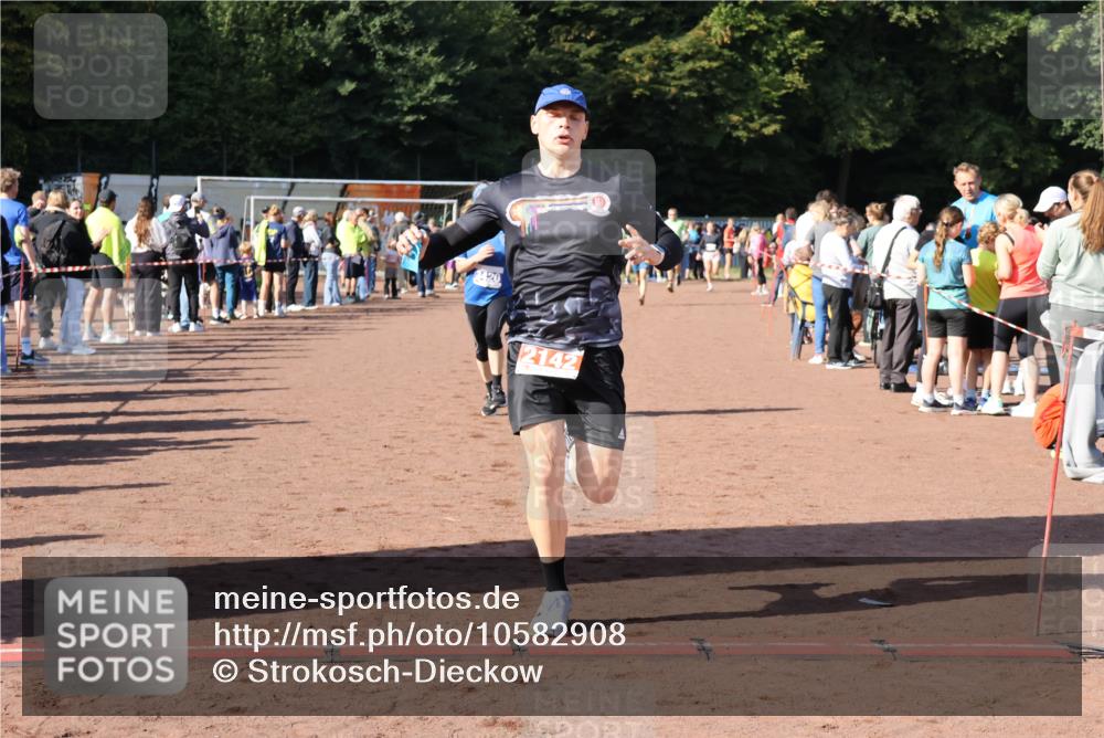 27.09.2026 - 35. Volkslauf durch das schöne Alstertal Strokosch-Dieckow http://msf.ph/oto/10582908 27.09.2026 11:32:04 Ziel 2142, 3420 meine-sportfotos.de