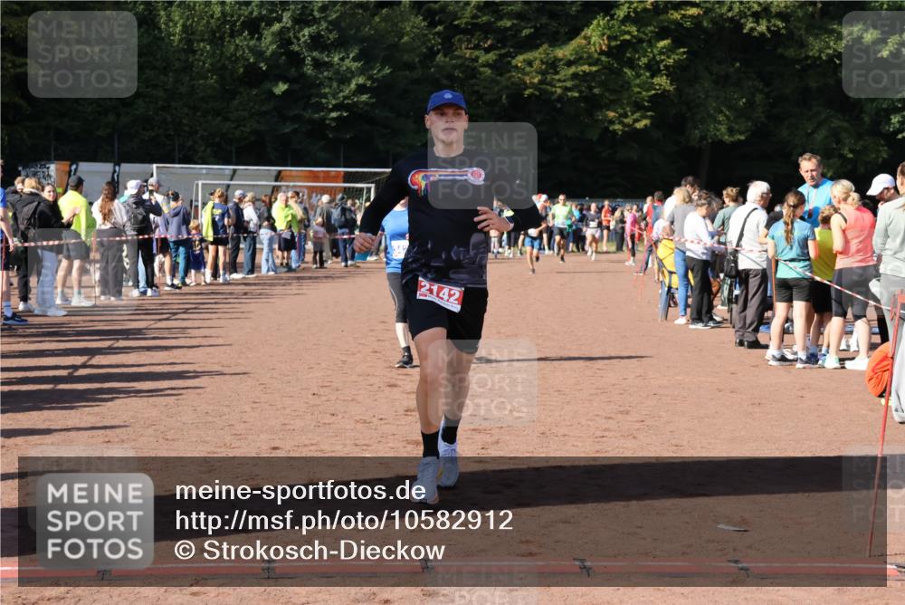 27.09.2026 - 35. Volkslauf durch das schöne Alstertal Strokosch-Dieckow http://msf.ph/oto/10582912 27.09.2026 11:32:04 Ziel 2142, 3420 meine-sportfotos.de