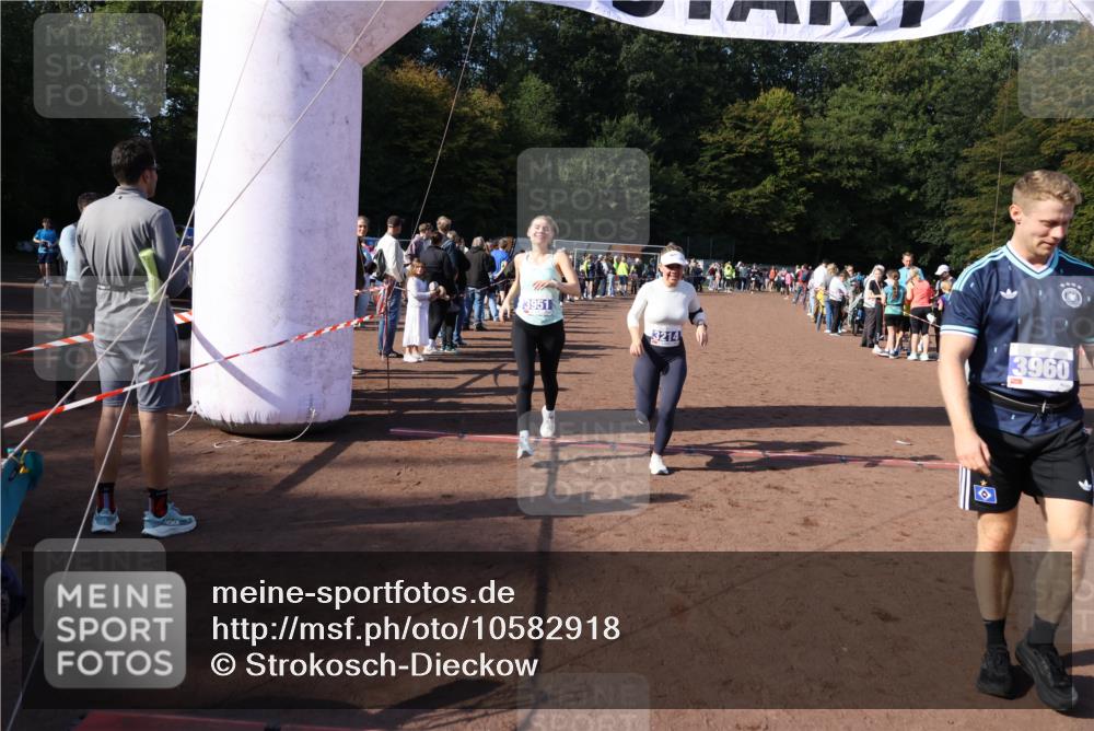 27.09.2026 - 35. Volkslauf durch das schöne Alstertal Strokosch-Dieckow http://msf.ph/oto/10582918 27.09.2026 11:31:54 Ziel 2216, 3214, 3370, 3951, 3960 meine-sportfotos.de