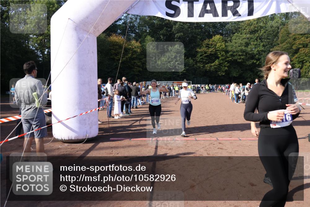 27.09.2026 - 35. Volkslauf durch das schöne Alstertal Strokosch-Dieckow http://msf.ph/oto/10582926 27.09.2026 11:31:53 Ziel 2216, 3214, 3370, 3951, 3960 meine-sportfotos.de
