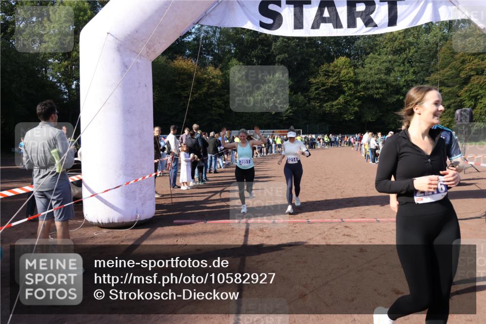 27.09.2026 - 35. Volkslauf durch das schöne Alstertal Strokosch-Dieckow http://msf.ph/oto/10582927 27.09.2026 11:31:53 Ziel 2216, 3214, 3370, 3951, 3960 meine-sportfotos.de
