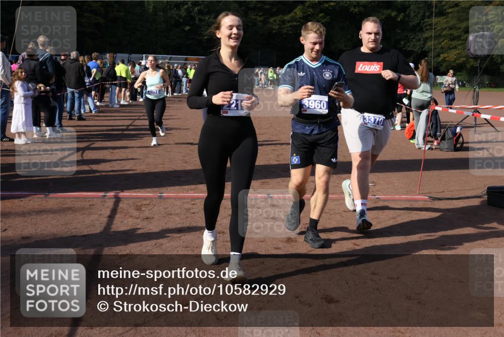 27.09.2026 - 35. Volkslauf durch das schöne Alstertal Strokosch-Dieckow http://msf.ph/oto/10582929 27.09.2026 11:31:52 Ziel 1417, 2216, 3214, 3370, 3951, 3960 meine-sportfotos.de