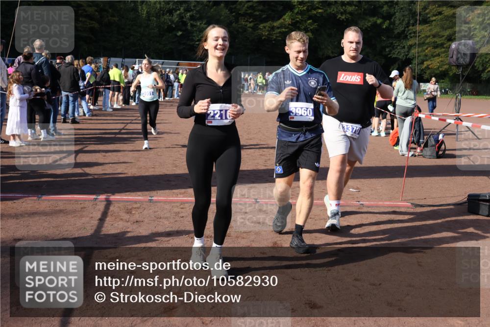27.09.2026 - 35. Volkslauf durch das schöne Alstertal Strokosch-Dieckow http://msf.ph/oto/10582930 27.09.2026 11:31:52 Ziel 1417, 2216, 3214, 3370, 3951, 3960 meine-sportfotos.de