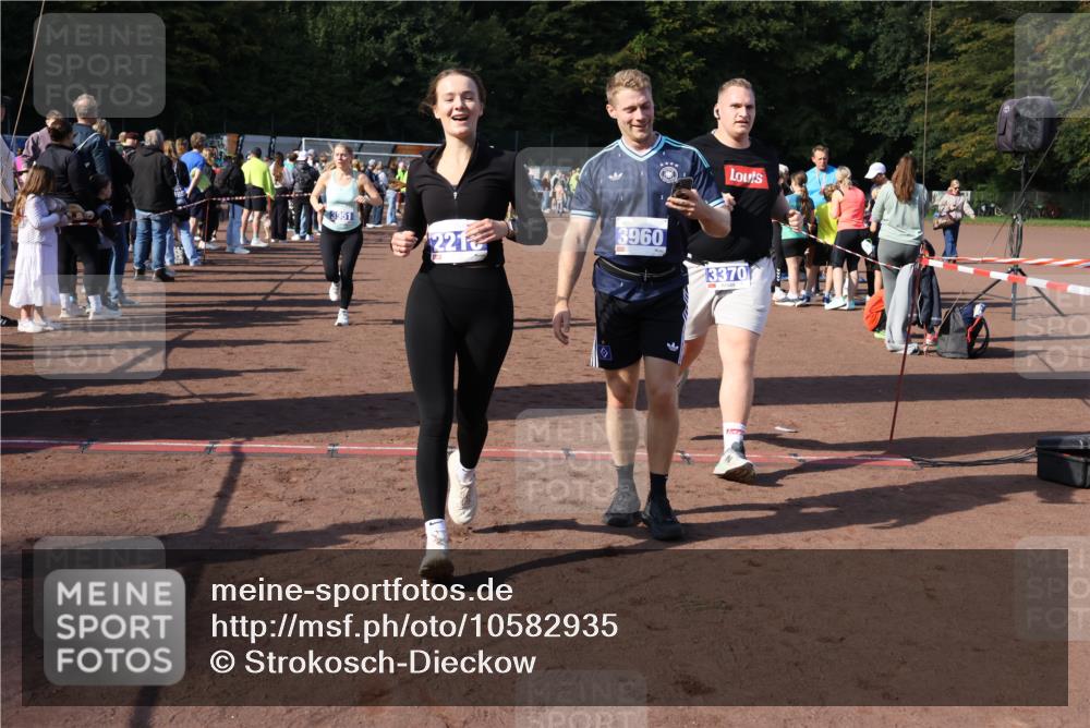 27.09.2026 - 35. Volkslauf durch das schöne Alstertal Strokosch-Dieckow http://msf.ph/oto/10582935 27.09.2026 11:31:52 Ziel 1417, 2216, 3214, 3370, 3951, 3960 meine-sportfotos.de