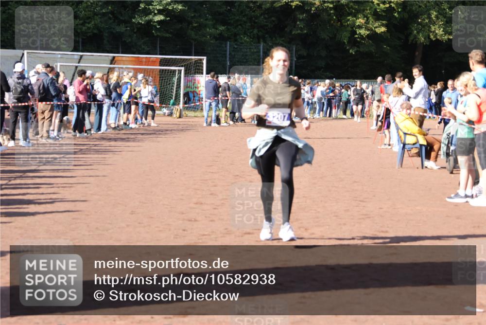 27.09.2026 - 35. Volkslauf durch das schöne Alstertal Strokosch-Dieckow http://msf.ph/oto/10582938 27.09.2026 11:27:17 Ziel 3207, 3994 meine-sportfotos.de
