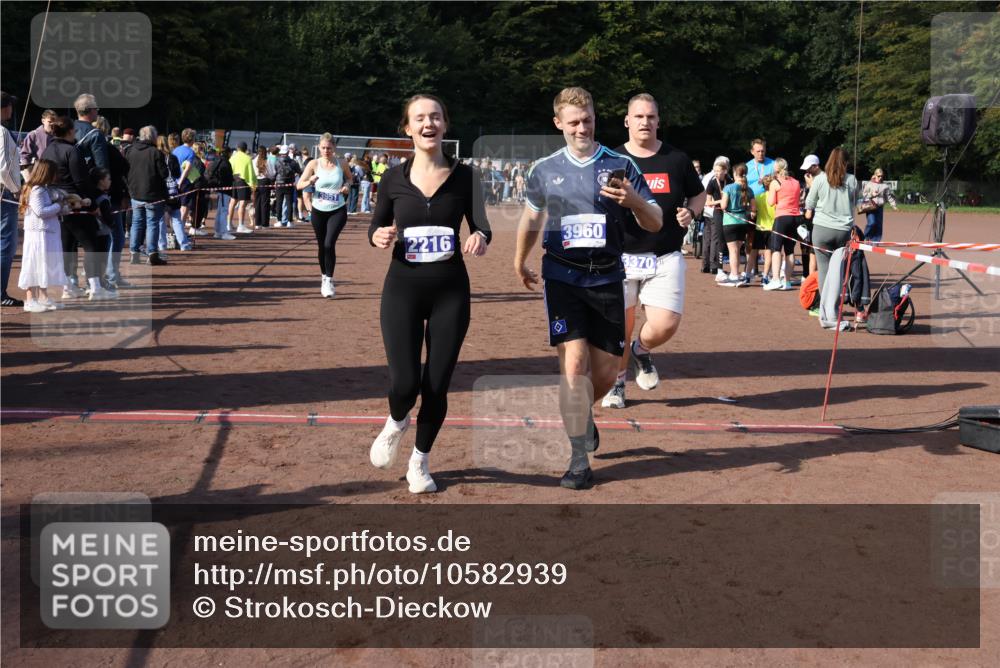 27.09.2026 - 35. Volkslauf durch das schöne Alstertal Strokosch-Dieckow http://msf.ph/oto/10582939 27.09.2026 11:31:51 Ziel 1417, 2216, 3214, 3370, 3951, 3960 meine-sportfotos.de
