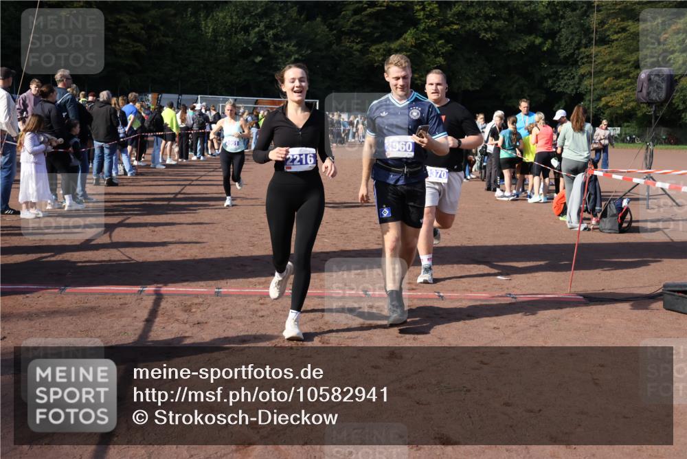 27.09.2026 - 35. Volkslauf durch das schöne Alstertal Strokosch-Dieckow http://msf.ph/oto/10582941 27.09.2026 11:31:51 Ziel 1417, 2216, 3214, 3370, 3951, 3960 meine-sportfotos.de