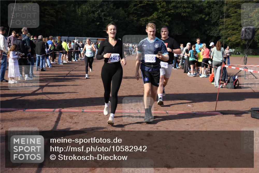 27.09.2026 - 35. Volkslauf durch das schöne Alstertal Strokosch-Dieckow http://msf.ph/oto/10582942 27.09.2026 11:31:51 Ziel 1417, 2216, 3214, 3370, 3951, 3960 meine-sportfotos.de