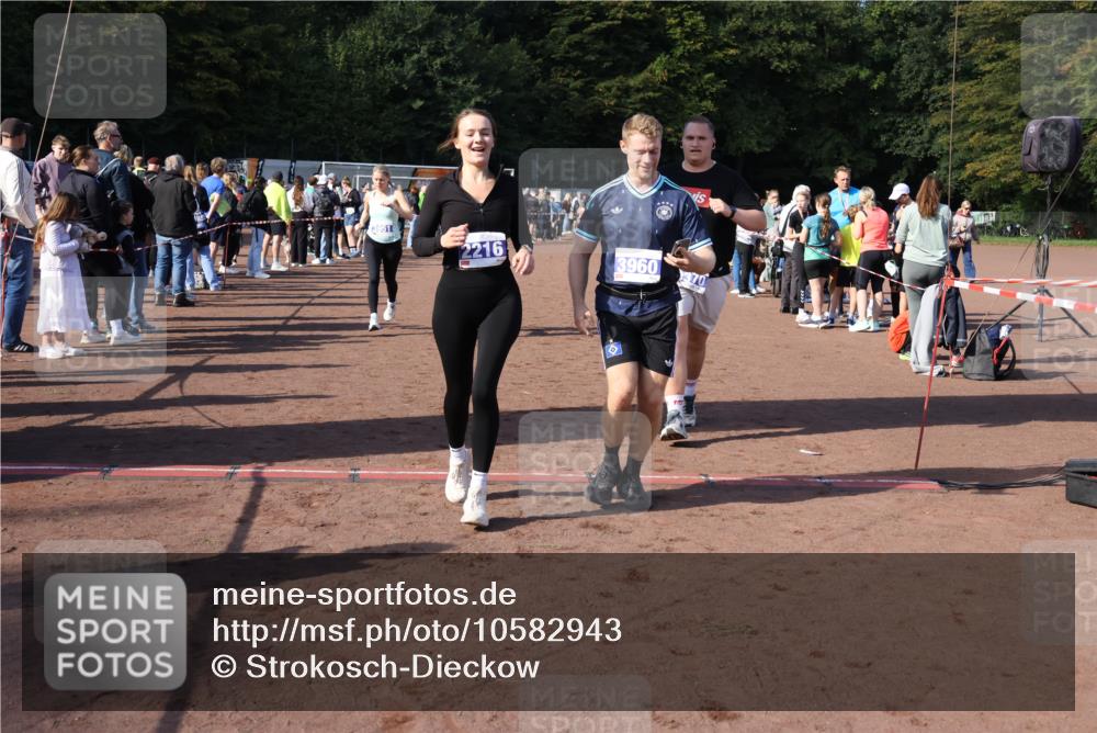 27.09.2026 - 35. Volkslauf durch das schöne Alstertal Strokosch-Dieckow http://msf.ph/oto/10582943 27.09.2026 11:31:51 Ziel 1417, 2216, 3214, 3370, 3951, 3960 meine-sportfotos.de