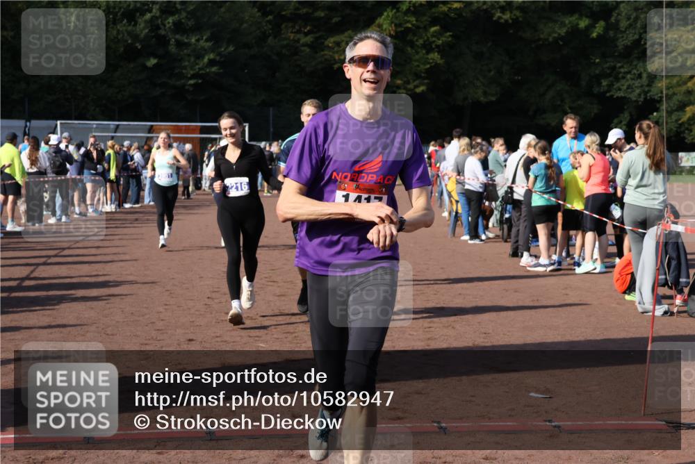 27.09.2026 - 35. Volkslauf durch das schöne Alstertal Strokosch-Dieckow http://msf.ph/oto/10582947 27.09.2026 11:31:49 Ziel 1417, 2216, 3214, 3370, 3951, 3960, 3975 meine-sportfotos.de