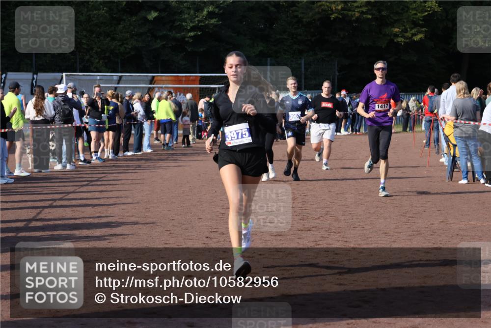 27.09.2026 - 35. Volkslauf durch das schöne Alstertal Strokosch-Dieckow http://msf.ph/oto/10582956 27.09.2026 11:31:45 Ziel 1417, 2216, 3214, 3370, 3951, 3960, 3975 meine-sportfotos.de