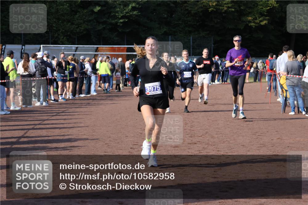 27.09.2026 - 35. Volkslauf durch das schöne Alstertal Strokosch-Dieckow http://msf.ph/oto/10582958 27.09.2026 11:31:45 Ziel 1417, 2216, 3214, 3370, 3951, 3960, 3975 meine-sportfotos.de