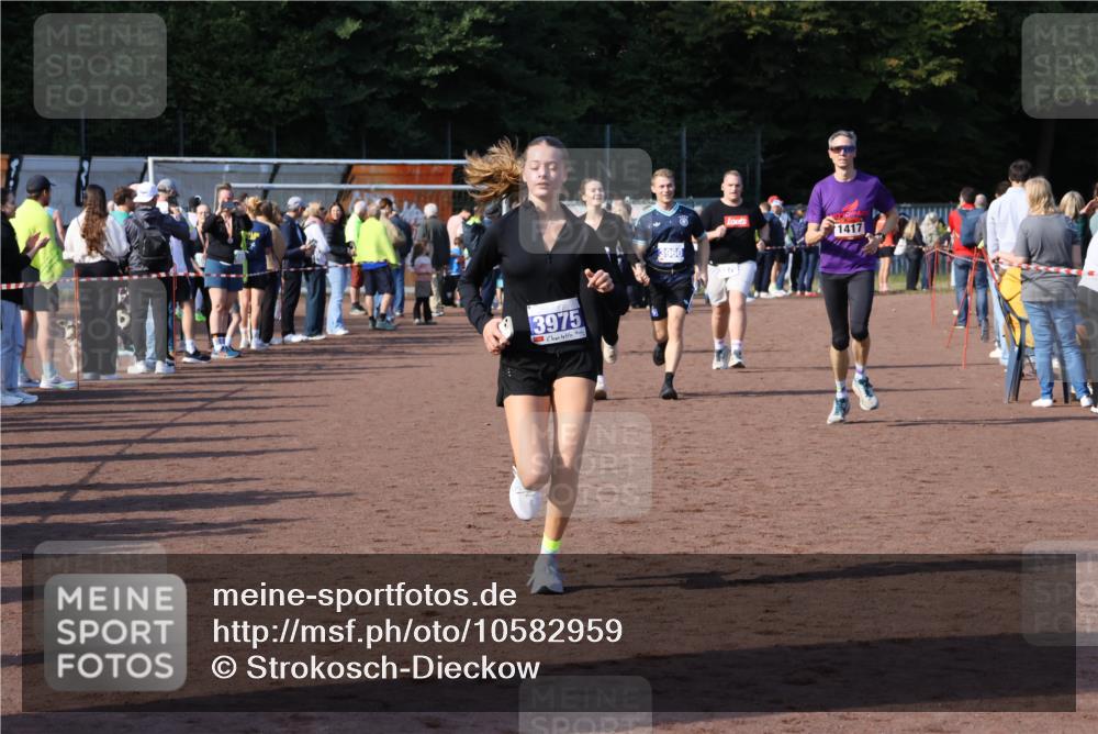 27.09.2026 - 35. Volkslauf durch das schöne Alstertal Strokosch-Dieckow http://msf.ph/oto/10582959 27.09.2026 11:31:45 Ziel 1417, 2216, 3214, 3370, 3951, 3960, 3975 meine-sportfotos.de